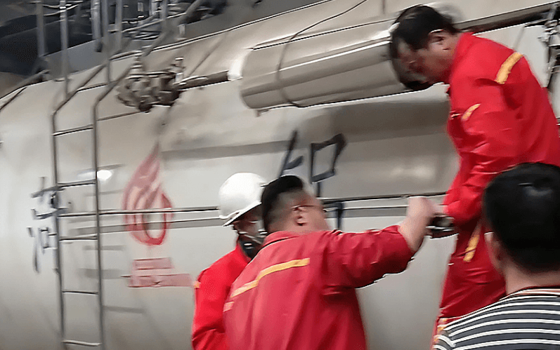 公司技术人员现场施工