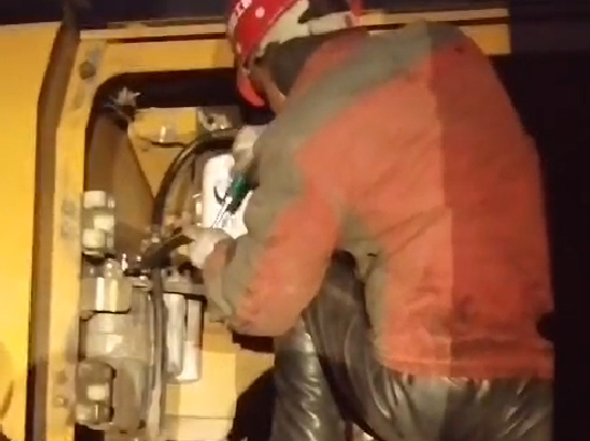 工人师傅安装加速器