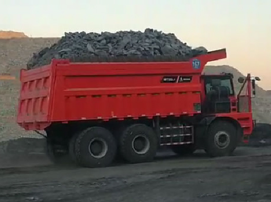 安装加速器后行驶的重型卡车