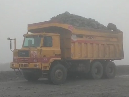 安装加速器后的运输中的重型卡车